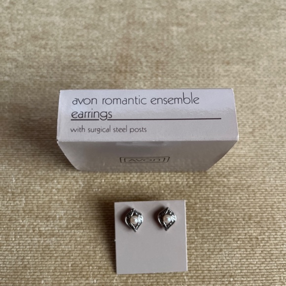 VINTAGE (1985) AVON ROMANTIC ENSEMBLE PIERCED EARRINGS - Picture 2 of 4